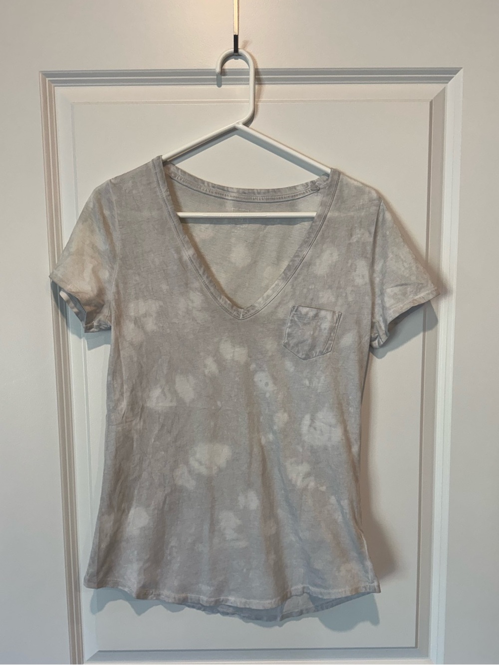 GAP Women's Light Gray Tie-Dye V-Neck Short Sleeve Tee
